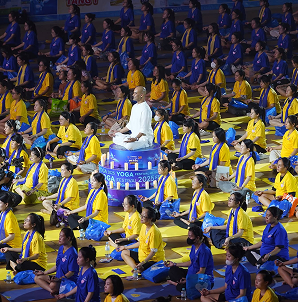 Mẹ bầu đồng diễn yoga trước sân khấu Festival